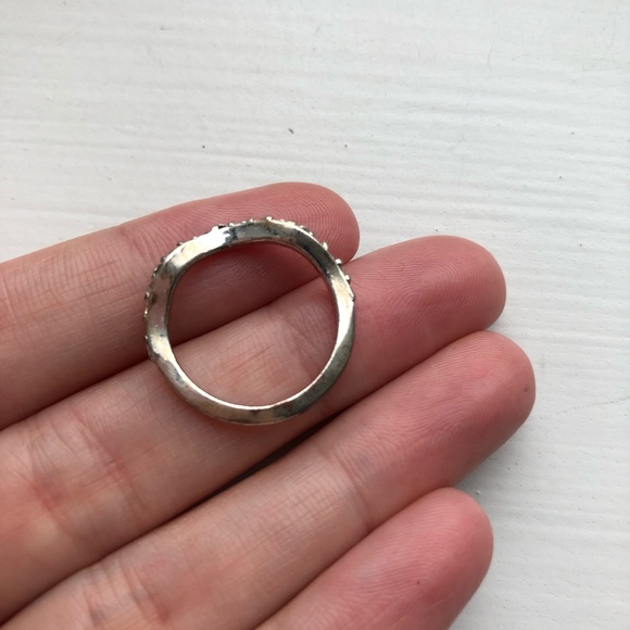 Thin & dainty curved silver and rhinestone ring - Picture 3 of 6